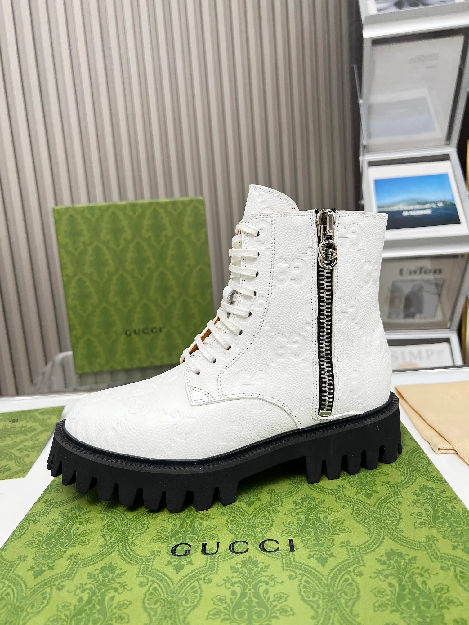 👟👟Ex-factory price 540👟👟 Gucci 2023 super cool Martin boots, the GG logo continues to shine in the new series, comfort and lightness are ingeniously presented on this women's leather boots. The classic GG pattern evolved from the name of the brand's founder, Mr. Guccio Gucci. It was first used in the 1930s. After nearly a century of development, it still provides inspiration for the brand to explore new expressions. Code number:35-43#